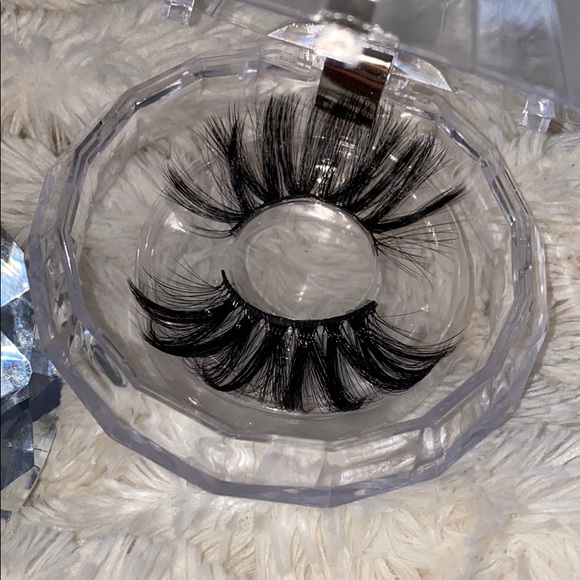 Lashes💕 - Picture 4 of 7